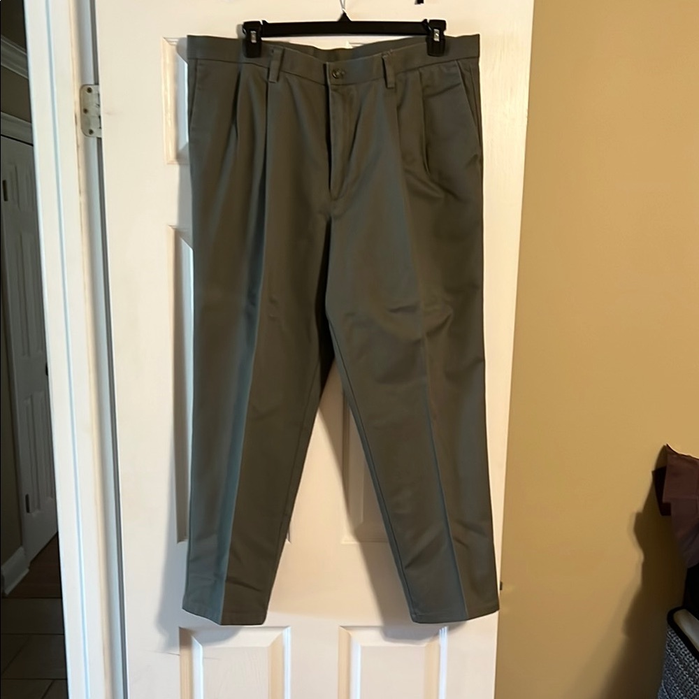 Men’s Dockers Pants 40w/30l. Front pleats. Slightly worn.